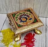 Purpledip Meenakari Aasan Chowki: Pfauen-Design, kleiner Ständer für Heimtempel, 10,2 cm, mehrfarbig (10203A)