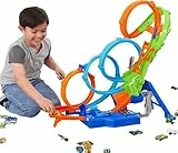 Hot Wheels Spielzeugauto Trackset mit 4 Loopings, 3-spuriger Crash-Zone und batteriebetriebenem Beschleuniger, zur Aufbewahrung zusammenklappbar, mit Spielzeugauto im Maßstab 1:64, HXT06