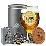 CROWNLY CRYSTAL® 1986 Bierglas mit Gravur 40. Geburtstag Geschenk Mann personalisierte Geschenkidee Deko Männer Bier Geschenk Karte Männergeschenk 40 Jahre