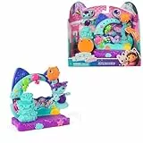 DREAMWORKS GABBY'S DOLLHOUSE: DER FILM - Balkon-Spielset 'Merkätzchens Aquarium', 7-teiliges Set mit Katzenfigur und Puppenhaus Zubehörteilen, für Kinder ab 3 Jahren