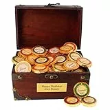 Personalisierbare Schokoladen Schatztruhe aus Holz I 60 Schoko-Golddublonen Grand Cru (480 g) I Holztruhe mit Namens-Gravur – Geschenk für Schokoladenliebhaber & besondere Anlässe