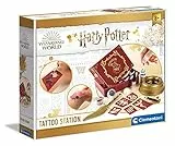 Clementoni 18671 Harry Potter Tattoo Maker, Kreativspiel für individuelle Tattoos, Schreibtisch Set mit praktischer Ablage, magische Hautverzierungen für Potterheads ab 7 Jahren