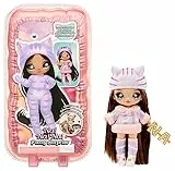 Na! Na! Na! Surprise Fuzzy Surprise Serie 1 - Catie CAT - 18cm posierbare Modepuppe - von Katzen inspiriert mit beflocktem Körper, Beanie, Brille, Outfit und Schuhen - Spielzeug für Kinder ab 4 Jahren