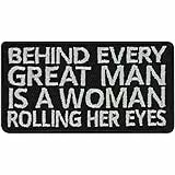 EXPRESS-STICKEREI Aufnäher Patch Behind Every Great Man is a Woman Rolling her Eyes Lustiger Spaß Sticker zum annähen/aufbügeln | Jeans Flicken Bügelbilder für alle Stoffe | Fabric Applique 75x40mm