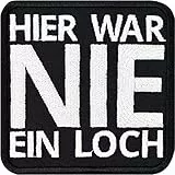 Lustiger Aufnäher 'Hier war NIE ein Loch' Jeans Flicken zum annähen/aufbügeln mit Stickerei | Kleidung reparieren mit Spaß Patches für alle Stoffe | fabric applique 75x75mm