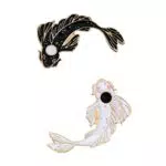 2ST / Set Nette Fisch-Emaille Revers Pin Set Cartoon Koi Brosche Abzeichen Für Kleidung Taschen Rucksäcke Schwarz Weiß Farbe