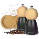 EKVALLY BØK - Salz- und Pfeffermühle 2-tlg Set mit Untersetzer - stufenlos verstellbares Keramikmahlwerk - schwarze Gewürzmühlen aus Buchenholz