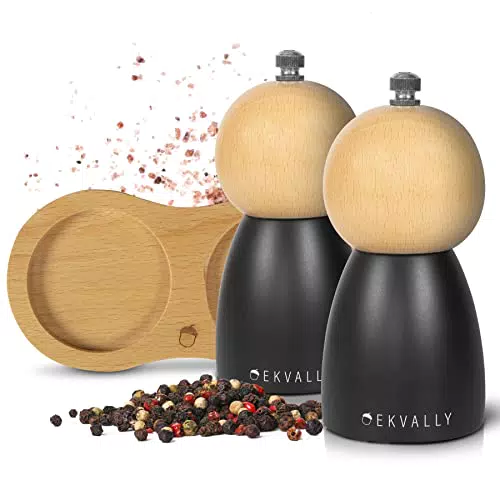 EKVALLY BØK - Salz- und Pfeffermühle 2-tlg Set mit Untersetzer - stufenlos verstellbares Keramikmahlwerk - schwarze Gewürzmühlen aus Buchenholz