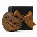 LOMEU Premium Handschmeichler Holzherz - Mit liebevoller Gravur - Edles Mutmacher und Glücksbringer Geschenk in Geschenkbox - Made in Germany - Nussbaumholz