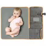 Zamboo Tragbare Baby Wickelunterlage für unterwegs - Faltbare Reise Wickeltasche mit abwaschbarer Wickelauflage 60x50 cm und Befestigung für Kinderwagen - Melange Grau