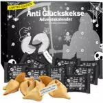 Anti Glückskeks Adventskalender 2023, 24 Türchen voller Pech-Sprüche mit Spekulatius Geschmack