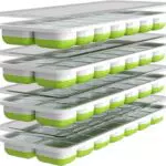 Oliver's Kitchen Eiswürfelformen 4er Packung Eiswürfelschalen Flexible Antihaft Eiswürfelbehälter Platzsparend und stapelbar Spülmaschinenfest BPA-freie Silikon Eiswürfelform mit Deckel