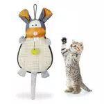 Relaxdays Kratzmatte Katze, Kratzteppich mit Spielzeug