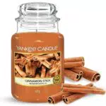 Yankee Candle Duftkerze im Glas Cinnamon Stick Kerze mit langer Brenndauer bis zu 150 Stunden Perfekte Geschenke für Frauen
