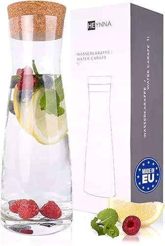 HEYNNA Premium Glaskaraffe/Wasserkaraffe mit Kork Deckel/Karaffe 1L Fassungsvermögen aus robustem Glas/Glaskaraffe mit Deckel