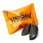 Lucky Treats - Halloween Süßigkeiten - Schwarze Glückskekse mit Komplimenten und Zitaten in Deutsch & Englisch