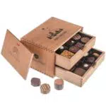 Merry Chocolaterie - Pralinen ohne Alkohol - 20 handgemachte Pralinen im Holzkästchen