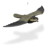 Relaxdays Vogelschreck Falke, fliegender Greifvogel als Vogelscheuche