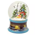 Schneekugel Winterspaziergang Familie auf Sockel nostalgische Eisläufer blau Weihnachten Winter mit Spieluhr - 100mm breit * 20199
