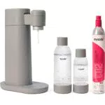 Mysoda: Toby Set - Wassersprudler aus erneuerbarem Holzkomposit mit 1L und 0.5L Quick-Lock BPA-freie Plastikflaschen und CO2-Zylinder - Beige