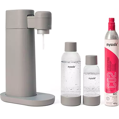 Mysoda: Toby Set - Wassersprudler aus erneuerbarem Holzkomposit mit 1L und 0.5L Quick-Lock BPA-freie Plastikflaschen und CO2-Zylinder - Beige