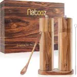 Natooz Salz und Pfeffermühle Set aus Holz - stilvoll Gewürzmühlen mit hochleistungs-Keramikmahlwerk für jede Mahlgröße Pfeffer und Salzmühle Holz - extra mit Untersetzer + Reinigungsbürste + Löffel