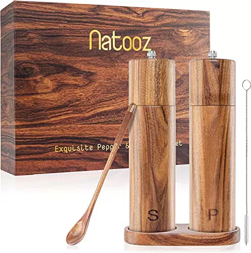 Natooz Salz und Pfeffermühle Set aus Holz - stilvoll Gewürzmühlen mit hochleistungs-Keramikmahlwerk für jede Mahlgröße Pfeffer und Salzmühle Holz - extra mit Untersetzer + Reinigungsbürste + Löffel