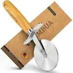 BAMBUA Pizzaschneider - Pizzaroller mit edlem Bambusgriff - Hergestellt aus Moso-Bambus - Hochwertige Edelstahlklinge - Zum mühelosen Pizza schneiden - Premium Pizza Schneider