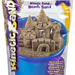 Kinetic Sand Beach Sand 1, 4 kg - echter Strandsand aus Schweden mit einer Prise Magie für Indoor Sandspiel