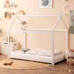 Alcube HOLMI Kinderbett 80 x 160 cm, Montessori Bodenbett inkl. Lattenrost für Jungen und Mädchen aus Kiefer Massivholz Hausbett 80x160 - Bett in Weiß