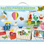 folia 930 - Bastelpapierkoffer Ganzjahr, 110 Teile - Kreativset für Kinder und Erwachsene mit Bastelpapier und Dekoelementen