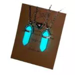 MIVY Bergkristall Kette, 2 Stücke Blau Leuchtende Naturstein Hexagon Kristall Anhänger Halskette Magnetische Paar Herz Abstand Choker Energie Edelstein Schmuck Für Frauen Männer Geschenk
