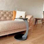 Beistelltisch in C-Form von Ultimate Premium Products: Modernes Design für vielseitigen Einsatz im Wohnzimmer und Schlafzimmer