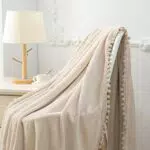 Flauschige Kuscheldecke mit Pompoms aus Microfaser - Weiche Wohndecke in Beige