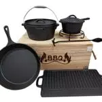 Gusseisen Dutch Oven Set | Premium-Qualität mit Holzbox | Dutch Oven, Untersetzer, Deckelheber, Grillplatte, Stieltopf, Bratpfanne