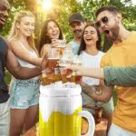 Aufblasbarer Bierkrug für Partys - Mad Monkey, 42 cm groß