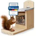 Eichhörnchen Futterhaus mit Metalldach aus Massiv-Holz - Wetterfest & Unbehandelt