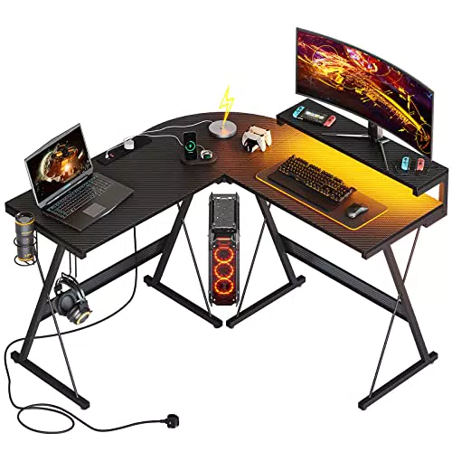 Gaming-Schreibtisch mit LED-Leuchten und Getränkehalter