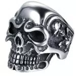 JewelryWe Herrenring Edelstahl Biker Gotik Totenkopf Skull Ring mit Gravur