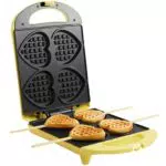 Bestron Waffeleisen für Herzwaffeln am Stiel, Waffelmaker mit Antihaftbeschichtung für Herzform-Waffeln