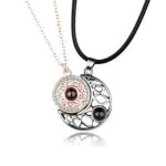 Asotagi Halskette mit Sonne und Mond, magnetisch, 100 Sprachen Ich liebe dich