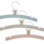Hess Holzspielzeug 13361 - Holz Kleiderbügel für Babykleidung mit Teddy Motiv