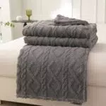QOFLY Flauschige Fleecedecke – Warme Wohndecke aus 100% Mikrofaser für Sofa