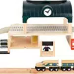 Small Foot 11235 Bahnhof mit Zubehör aus FSC-zertifiziertem Holz für E-Züge