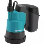 Gardena Akku-Tauchpumpe 2000/2 18V P4A – Flachsaugende Förderpumpe mit Filter