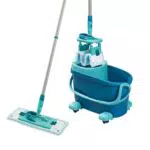 Leifheit Set Clean Twist M Flachwischer Ergo 2.0, Bodenwischer mit Supersoft Bezug für nebelfeuchte Reinigung auf Parkett