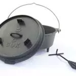 SOUK ONE Dutch Oven - Gusseisen Feuertopf mit Deckelheber und Untersetzer