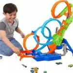 Hot Wheels Trackset mit 4 Loopings und Crash-Zone, Modell HXT06