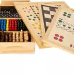 Small Foot Spielesammlung in massiver Holzkiste – Klassische Gesellschaftsspiele für Kinder ab 6 Jahren, Art. 11753