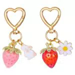 BOHUIZ Erdbeer Schlüsselanhänger mit Herz und Gänseblümchen für Damen Kawaii
